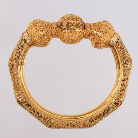 Armbånd, kan åpnes, indre diameter 62x47mm, bredde 9,8- 20,4mm, 21K Vekt: 49 g Kontakt Lånekontoret for frakt