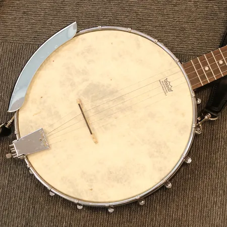 Banjo, Morgan Remo Weatherking, hals: mahogni, gripebrett: rosentre, sarg: laminert mahogni, i softbag, mangler to små skruer bak Vekt: 0 g Kontakt Lånekontoret for frakt
