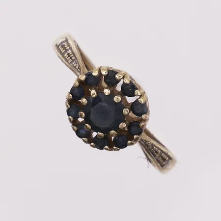 Ring med blå og blanke stener, ø 17,4mm, bredde 2 - 9,7mm, skjev, 9K Vekt: 2,6 g Kontakt Lånekontoret for frakt