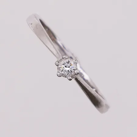 Ring med diamant, 0,10ct, W/SI iht sertifikat, ø17mm, bredde 2-4mm, kvittering, 14K Vekt: 1,7 g Kontakt Lånekontoret for frakt