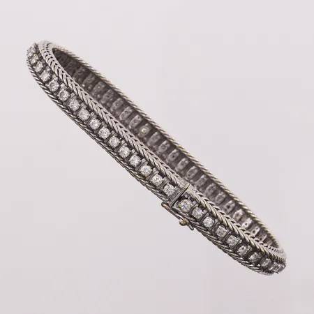 Armbånd med diamanter, 60 x ca 0,05ct totalt ca 3ct, lengde 19,5cm, bredde 7mm, 18K Vekt: 24,7 g Kontakt Lånekontoret for frakt