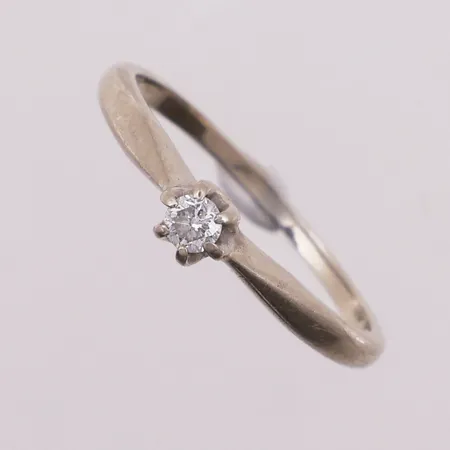 Ring med diamant, 1 x ca 0,09ct, ø 17,2mm, bredde 1,4 - 3,8mm, 14K Vekt: 1,9 g Kontakt Lånekontoret for frakt