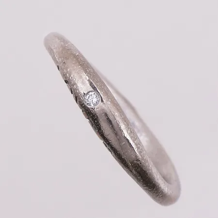 Ring med diamant, 1 x ca 0,02ct, Ole Lynggaard, Love ring Nr 2, ø 17mm, bredde 2,4 -3,4mm, 18K Vekt: 5,4 g Kontakt Lånekontoret for frakt