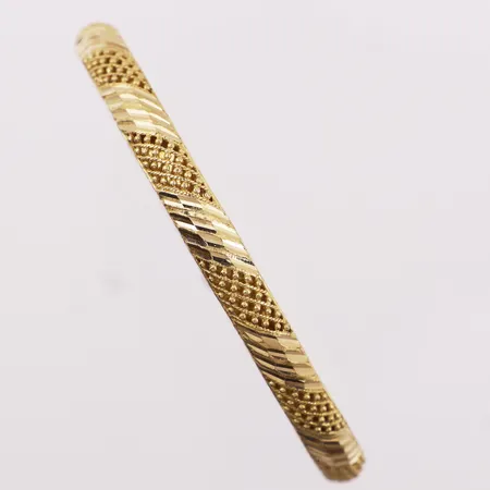 Armring, ø 59mm, bredde 5,6mm, 22K Vekt: 14,5 g Kontakt Lånekontoret for frakt