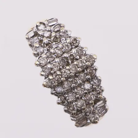 Ring med diamanter (noen syntetiske), ca 38 x 0,01, 6 x ca 0,05 briljantslipte, ø 17,4mm, bredde 2 - 11mm, 10K Vekt: 5,2 g Kontakt Lånekontoret for frakt