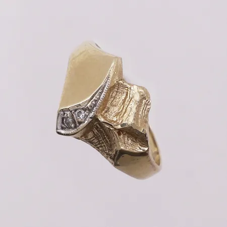 Ring med diamanter, 2 x ca 0,01ct, ø 17mm, bredde 2,3 - 12,4mm, 14K Vekt: 2,3 g Kontakt Lånekontoret for frakt