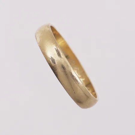 Ring, ø 18,5mm , bredde 4mm, gravert, 14K Vekt: 3 g Kontakt Lånekontoret for frakt