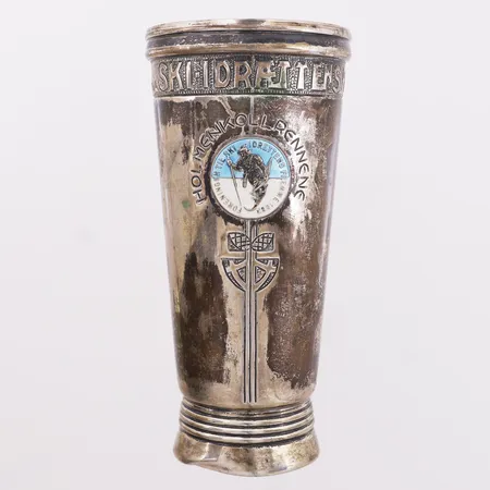 Pokal, Foreningen til skiidrettens fremme 1883, Holmenkollrennene, ø 48 - 74mm, høyde 155mm, noe bulket, 830S Vekt: 198,2 g Kontakt Lånekontoret for frakt