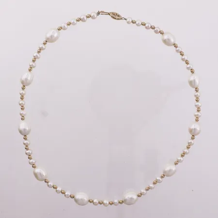 Perlekjede med lås i gull, lengde 43mm, bredde 3-9mm, etui, låsen lukkes ikke, 14K Vekt: 23,7 g Kontakt Lånekontoret for frakt