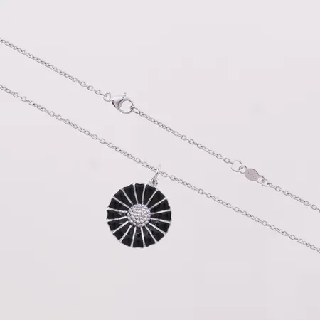 Halssmykke, Georg Jensen, Daisy, sort emalje, lengde 42-45cm, bredde 1,3mm, boks, 925S Vekt: 4,7 g Kontakt Lånekontoret for frakt