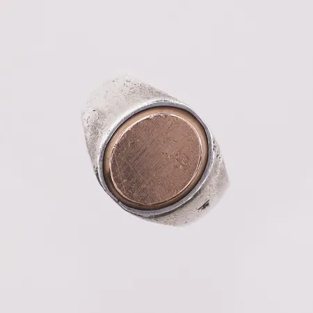Ring med 9K gullplate, ø 17,2mm, bredde 6 - 14,8mm, 925S Vekt: 10,1 g Kontakt Lånekontoret for frakt