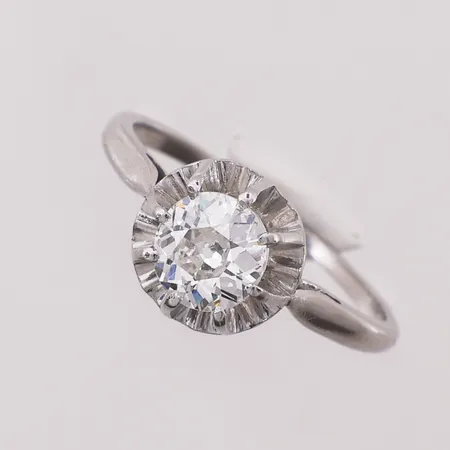 Ring med diamant, old-cut 0,75ct, ø16,5mm, Platina 950. Utstilt på Grønland Vekt: 3 g Kontakt Lånekontoret for frakt