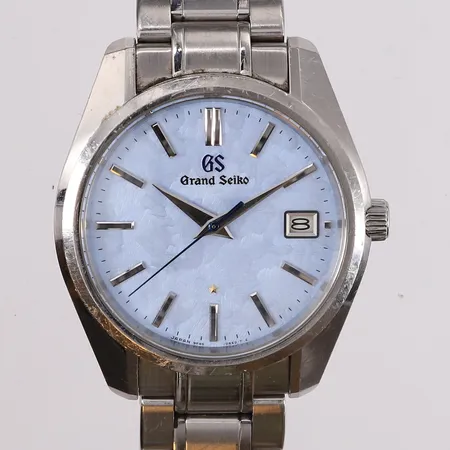 Grand Seiko 44GS 55th Anniversary Unkai (limited edition nr. 670/2000), ref. SBGP017, snr. 9F85-0AG0, urverk 9F85A, quartz, ø40mm, stål, blå urskive, riper på boett og lenke, med boks, ytterkartong og sertifikat 07/2022 Kontakt Lånekontoret for frakt