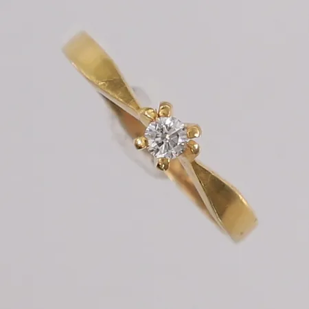Ring med diamant (1 x ca. 0,10ct W/SI), ø15,9mm, bredde 1,5- 4,2mm, 14K Vekt: 1,6 g Kontakt Lånekontoret for frakt