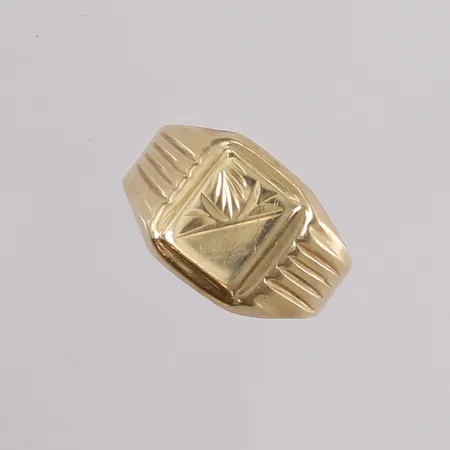 Ring med plate, ø20,3mm, bredde 4,3- 13,6mm, 14K Vekt: 3,5 g Kontakt Lånekontoret for frakt