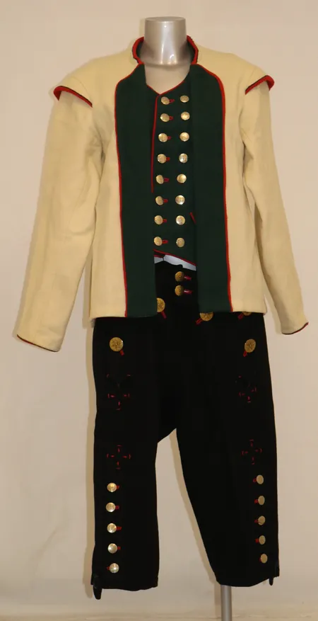 Flesbergstakk/-bunad herre, størrelse ca. M. Lengde jakke 65cm, lengde bukse 69,5cm, liv-vidde 84cm Kontakt Lånekontoret for frakt