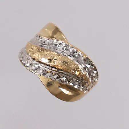 Ring, to-farget, ø17,3mm, bredde 2,7- 13,3mm, 14K Vekt: 3,6 g Kontakt Lånekontoret for frakt
