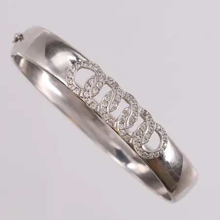 Armring med blanke stener, oval, 61x51mm, hvitt gull, 14K Vekt: 12,4 g Kontakt Lånekontoret for frakt