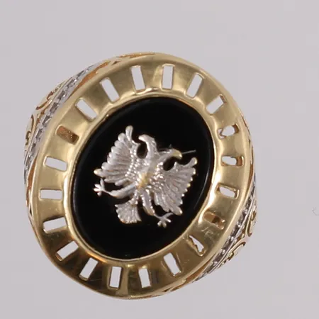 Ring med dobbeltørn på sort plate og blanke stener, to-farget, ø20,3mm, bredde 3,5- 23,9mm, 14K Vekt: 11,2 g Kontakt Lånekontoret for frakt