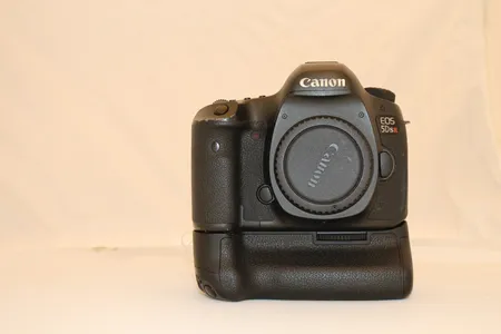 Speilreflekskamera, Canon EOS 5DS R / DS126611 (snr: 063021002035) med batterigrep Canon BG-E11 (snr: 5203000339) uten batteri inni, uten kabler og lader, ingen bag, ikke funksjonstestet Kontakt Lånekontoret for frakt