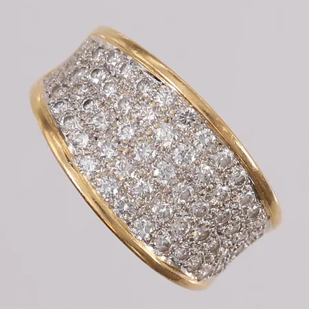 Ring med 67 diamanter (ca. 0,01ct - 0,02ct pr. sten), ø18,3mm, 5,2- 12,6mm, 18K Vekt: 5,9 g Kontakt Lånekontoret for frakt