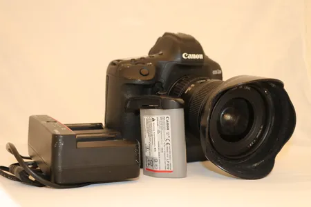 Canon EOS-1D X Mark II (OBS! sprekk i det nederste glasset) med 2 batterier, lader og objektiv (Canon EF 16-35mm Ultrasonic 1:2.8L ø82mm) Kontakt Lånekontoret for frakt