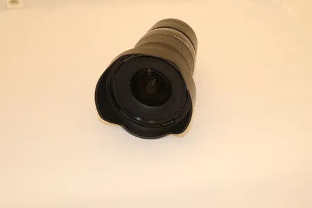Objektiv Tamron 17-35mm F/2.8-4 Di OSD (A037) ø77mm med Canon Mount adapter (EF-EOS R og motlysbeskyttelse (Tamron HB023), ikke funksjonstestet, ingen bag/veske Kontakt Lånekontoret for frakt
