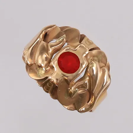 Ring med rød sten, ø19,3mm, bredde 3,2- 14mm, 14K Vekt: 2,5 g Kontakt Lånekontoret for frakt