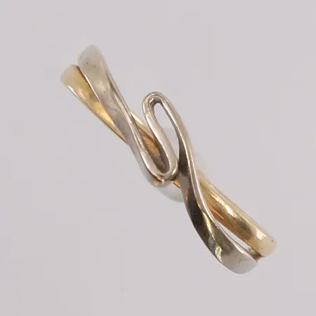 Ring, to-farget, ø17,9, bredde 1,5- 4,4mm, 14K Vekt: 2,5 g Kontakt Lånekontoret for frakt