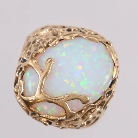 Ring med syntetisk opal, ø17,5mm, 4,3- 20,3mm, 14K Vekt: 7,8 g Kontakt Lånekontoret for frakt