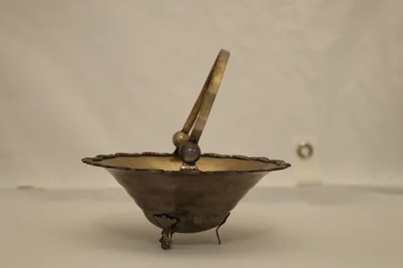 Sølvskål med hank, ø14cm, høyde 6cm, 875S (russisk sølvstempel) Vekt: 150,4 g Kontakt Lånekontoret for frakt