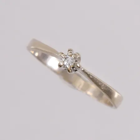 Ring med diamant (1 x ca. 0,03ct), ø17,4mm, bredde 2,1- 4mm, 14K Vekt: 1,8 g Kontakt Lånekontoret for frakt