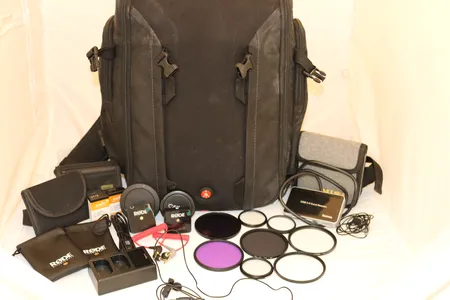 Foto, diverse UV-filtre, fotosekk, USB kortleser (ikke funksjonstestet) og annet kamerautstyr Kontakt Lånekontoret for frakt