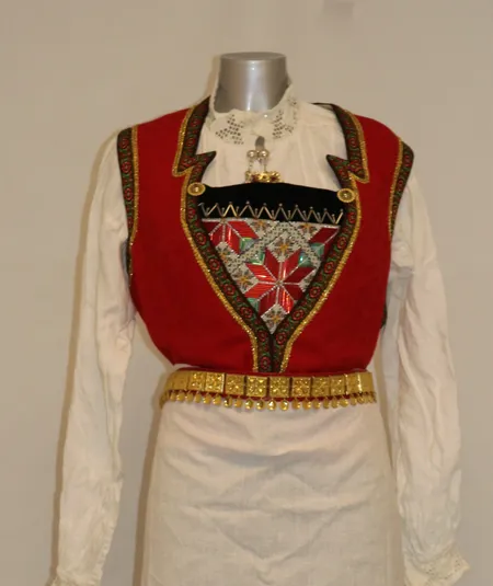 Hardanger-bunad med kappe, skjorte, 2 søljer, belte, ett par mansjettknapper, 2 knapper, ett par øredobber og 5 ekstra støler til beltet. Lengde 154cm, liv-vidde 80cm, brystvidde 90cm Kontakt Lånekontoret for frakt