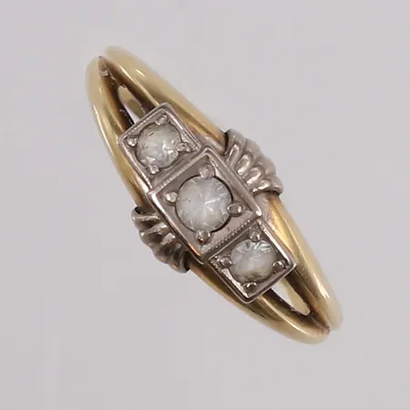 Ring med 3 blanke stener, ø17,7mm, bredde 1,9- 8,3mm, 14K Vekt: 3,4 g Kontakt Lånekontoret for frakt