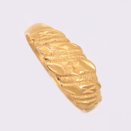 Ring, ø16mm, bredde 2- 6,5 mm, 22K Vekt: 2,1 g Kontakt Lånekontoret for frakt