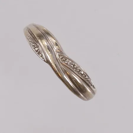 Ring med én liten diamant (én sten mangler), ø18,2mm, bredde 1,3- 5,2mm, hvitt gull, 14K Vekt: 1,3 g Kontakt Lånekontoret for frakt