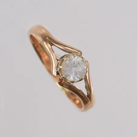 Ring med blank sten, ø18,3mm, bredde 2,4- 7,4mm, 14K Vekt: 2,9 g Kontakt Lånekontoret for frakt