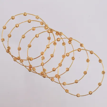 6 armringer, ø48mm, bredde pr. ring 1,4- 4mm, 18K Vekt: 20,3 g Kontakt Lånekontoret for frakt