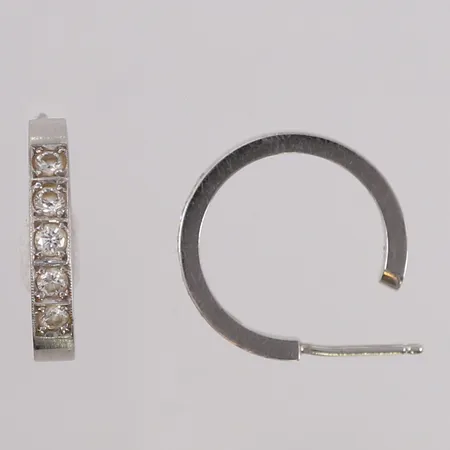 Ett par øredobber (uten stoppere) med 10 diamanter totalt ca. 0,50ct, ø19mm, bredde 3,1mm, hvitt gull, 14K Vekt: 5,6 g Kontakt Lånekontoret for frakt