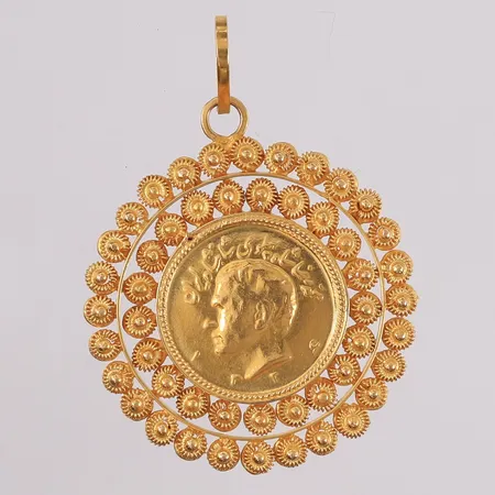 Anheng med "mynt" innerst, 49x36mm, "mynten" er 21K, ramme/innfatning er 18K, bruttovekt 13,1g Vekt: 0 g Kontakt Lånekontoret for frakt