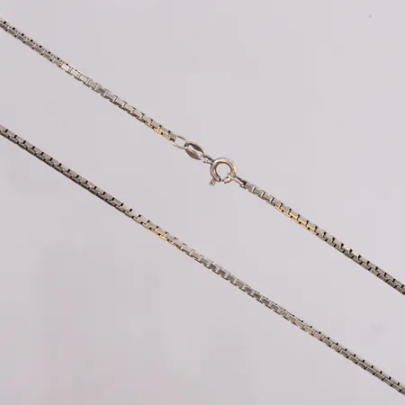 Kjede Veneziansk, lengde 81cm, bredde 1,9mm, 925S (PS! låsen er 835S) Vekt: 16,2 g Kontakt Lånekontoret for frakt