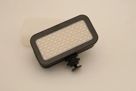 Godox WL8P Vanntett LED-lys (vanntett ned til 10 meter), innebygget batteri på 2900mAh, fargetemperatur på 2400-8500K, dimbar, størrelse 11 x 5,7 x 3,25cm, vekt 263g, ikke funksjonstestet Kontakt Lånekontoret for frakt