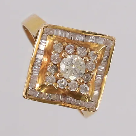 Ring med diamanter (1 briljantslipt á ca. 0,23ct + 12 x briljantslipte á ca. 0,02ct og 52 x baguetteslipte á ca. 0,01ct), ø18,2mm, bredde 2,5- 18mm, 14K Vekt: 4,6 g Kontakt Lånekontoret for frakt