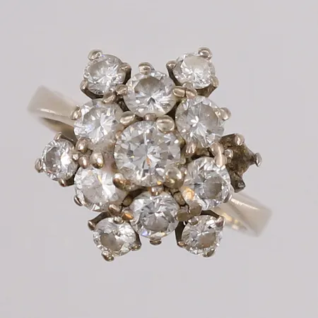 Ring med 12 diamanter (ca. 0,06- 0,30ct), ø17,3mm, mangler 1 diamant, 14K Vekt: 5,9 g Kontakt Lånekontoret for frakt