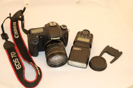 Speilreflekskamera, Canon EOS 7D Mark II (snr: 3081216624) med objektiv Canon EF Ultrasonic (snr: 0801200A), 24-85mm 1:3.5-4.5 ø67mm, med softbag (DC439) og blitz (Canon Speedlite 430EX, snr: 436353), mangler lader, batteri og kabler, ikke funksjonstestet Kontakt Lånekontoret for frakt