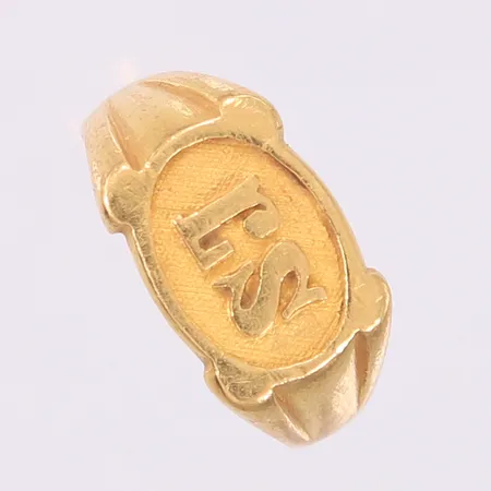 Ring med bokstaver "LS / SJ", ø16,2mm, bredde 3,8- 9,4mm, 22K Vekt: 6 g Kontakt Lånekontoret for frakt