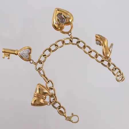 Armbånd med 4 charms, to-farget, lengde 19,5cm, bredde 1,7- 35mm, 14K Vekt: 17,6 g Kontakt Lånekontoret for frakt