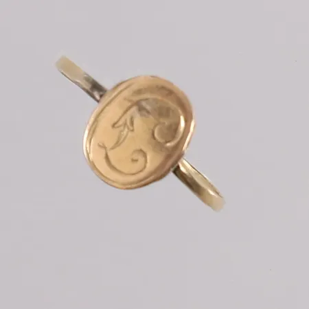 Ring med gravering på plate, ø17,4mm, bredde 1- 9,5mm, 14K Vekt: 0,7 g Kontakt Lånekontoret for frakt