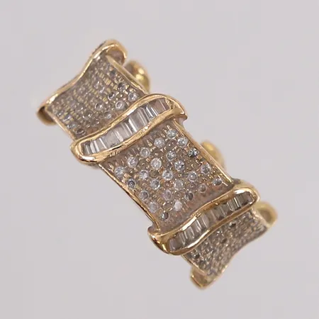 Ring med diamanter (149 små briljantslipte og 48 baguetteslipte á ca. 0,02ct), ø17,1mm, bredde 7,8- 10,3mm, mangler én briljantslipt sten, 18K Vekt: 9,3 g Kontakt Lånekontoret for frakt